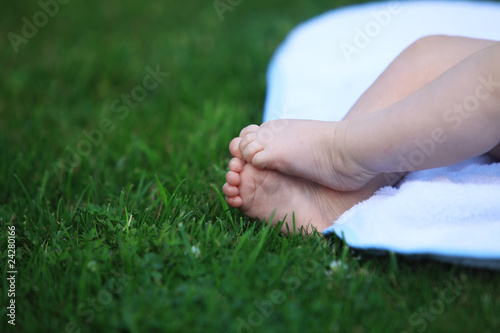 Babyfüsse Baby Füsse Gras - feet on meadow