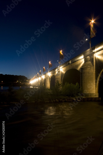 Arches du pont Wilson à Tours de nuit photo