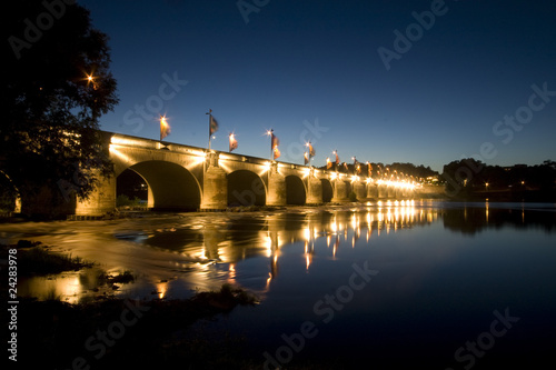 Le pont Wilson à Tours de nuit en amont photo