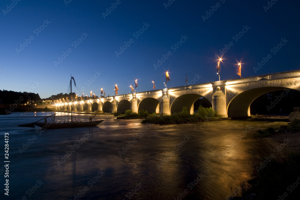 Le pont Wilson à Tours et une gabarre de nuit