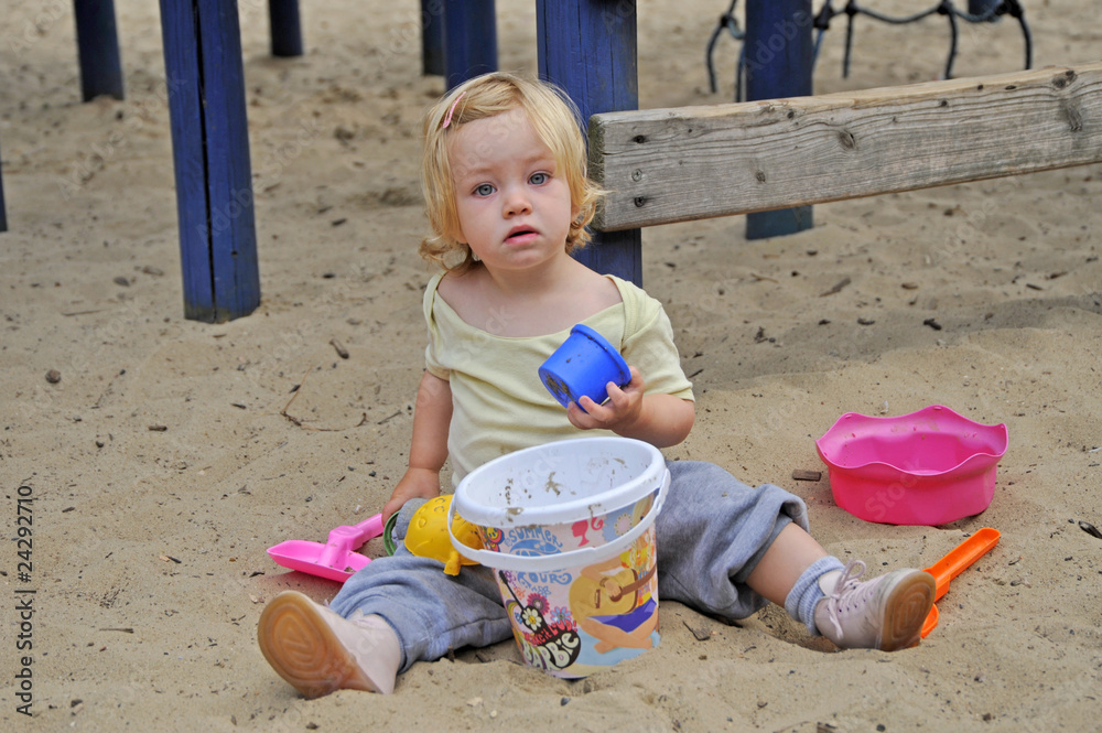 Kleinkind, Mädchen, 2 Jahre alt, Spielplatz Kleinkind, Mädchen, 2 Jahre alt, Spielplatz