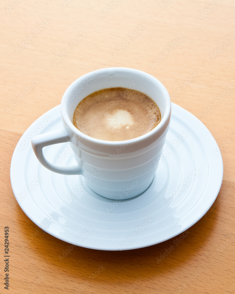 Espresso in einer eleganten weißen Tasse, Henkel links Espresso in einer eleganten weißen Tasse, Henkel links
