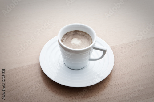 Espresso in einer eleganten weißen Tasse, monochrome vintage