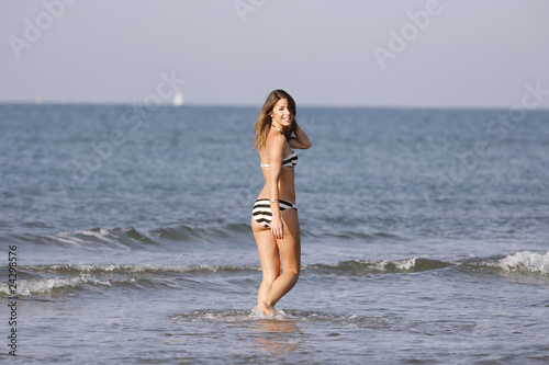 Femme a la plage photo