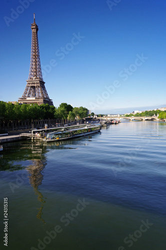 Paris, tour Eiffel © hassan bensliman