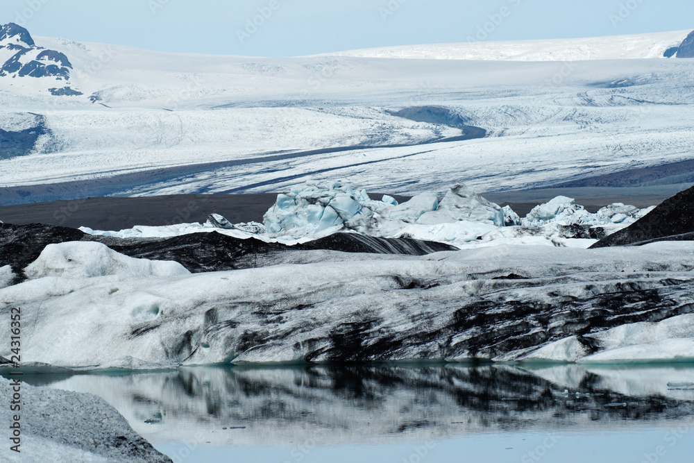 Fototapeta premium Icebergs in Icelands Jökulsarlon Bay