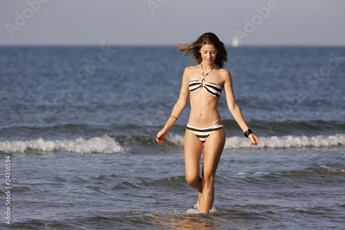 Femme a la plage photo