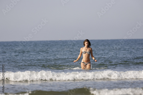 Femme a la plage photo