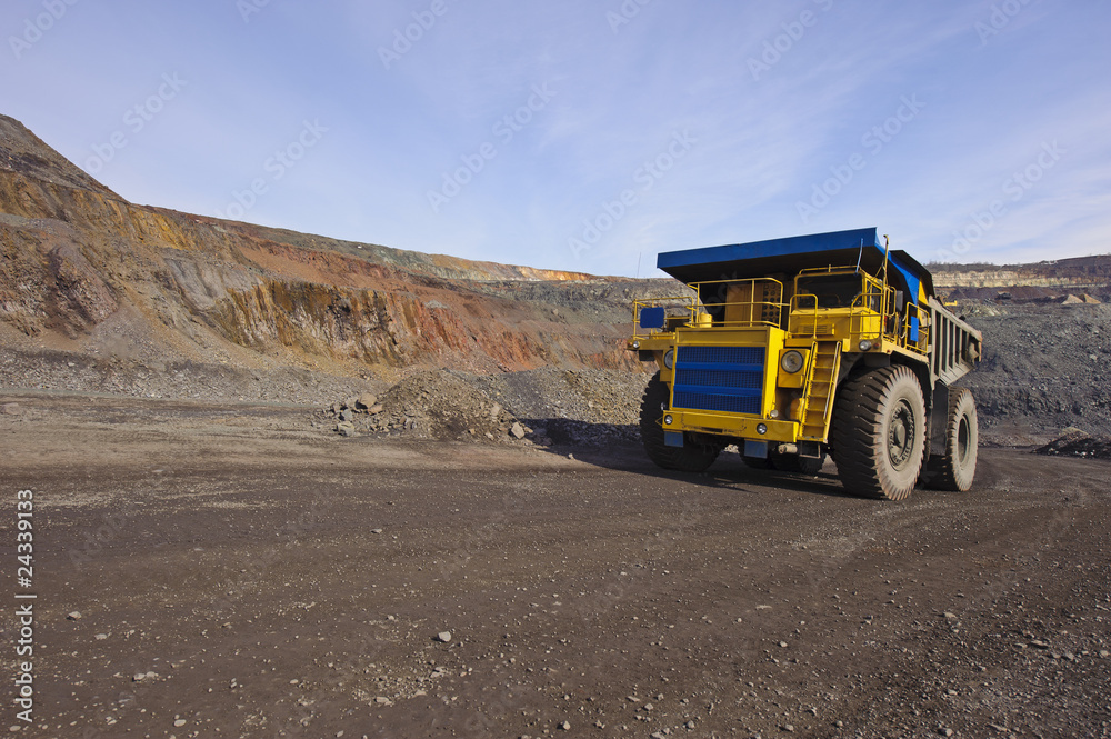 Obraz premium Extraction of iron ore