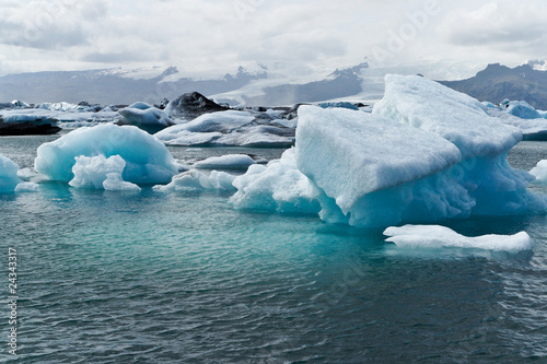 Icebergs in Icelands Jökulsarlon Bay