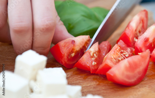 Cutting fresh tomatoes