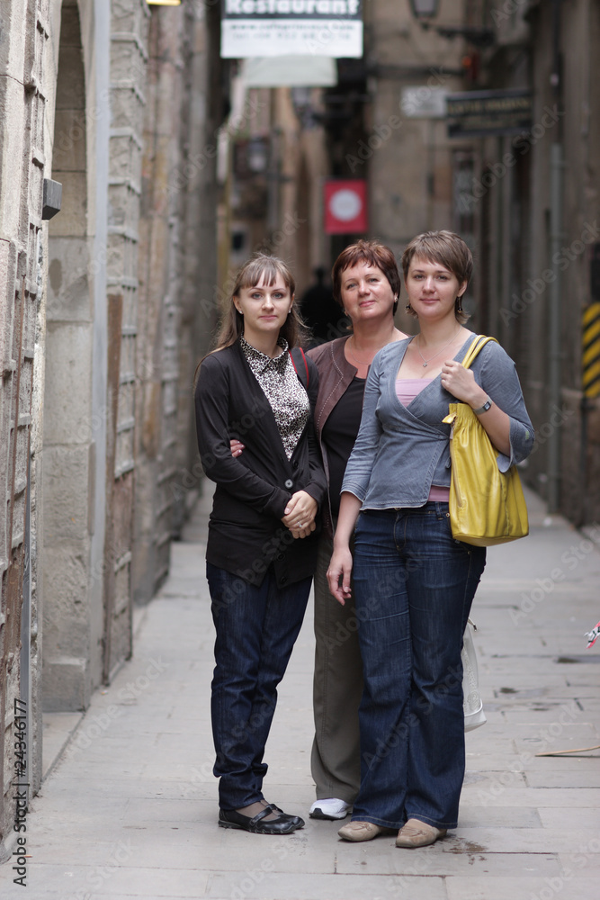 Obraz premium Three women poses at the street