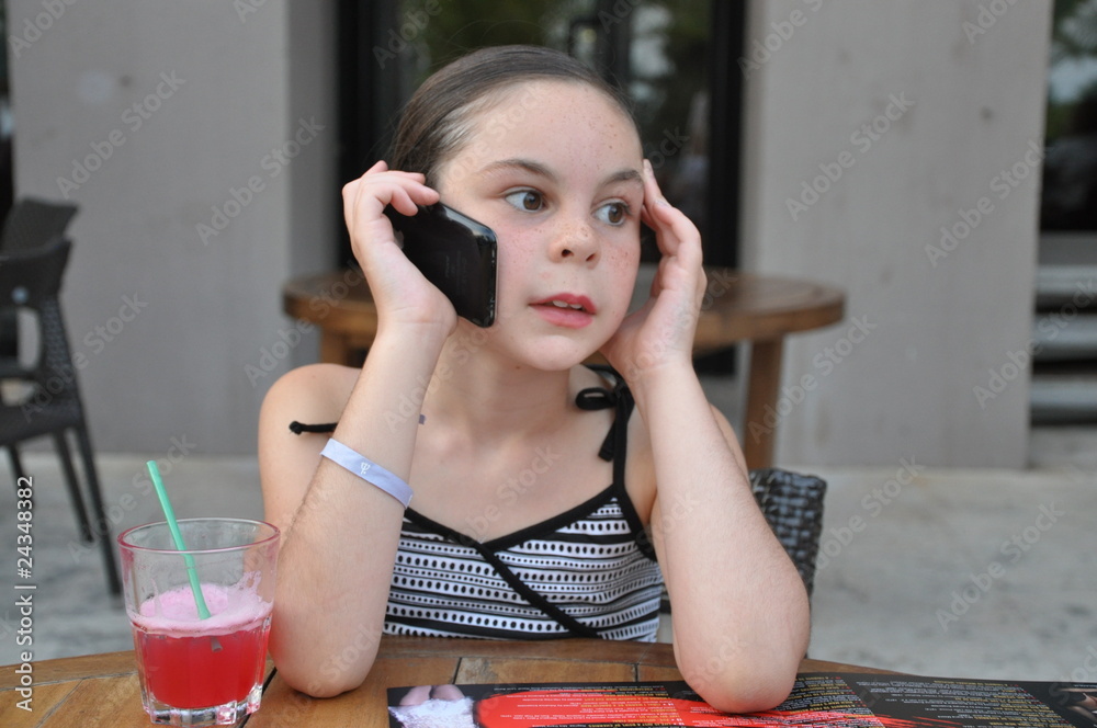 enfant fille 8 ans qui téléphone avec son téléphone portable