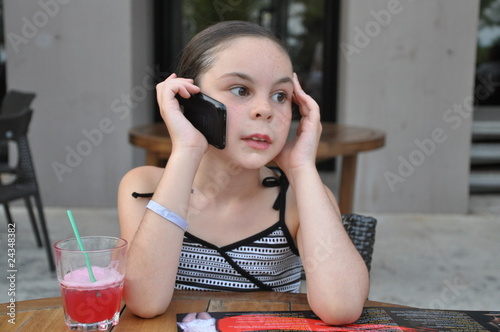 enfant fille 8 ans qui téléphone avec son téléphone portable Photos