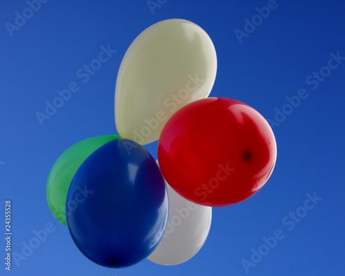 ballons multicolores, fond de ciel bleu