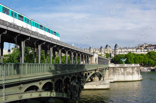 Paris, Pont de Bir Hakeim,