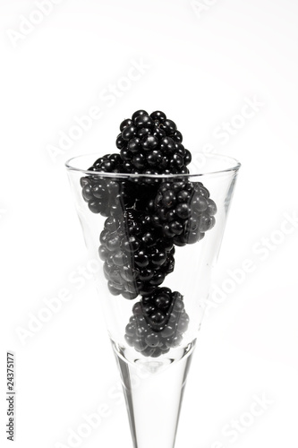 Brombeeren im Schnapsglas