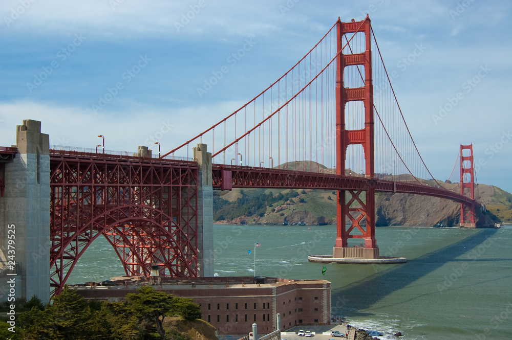 Naklejka premium Golden Gate Bridge on blue sky with white clouds