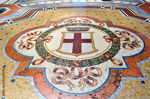 Pavimento a mosaico nella galleria del duomo a milano
