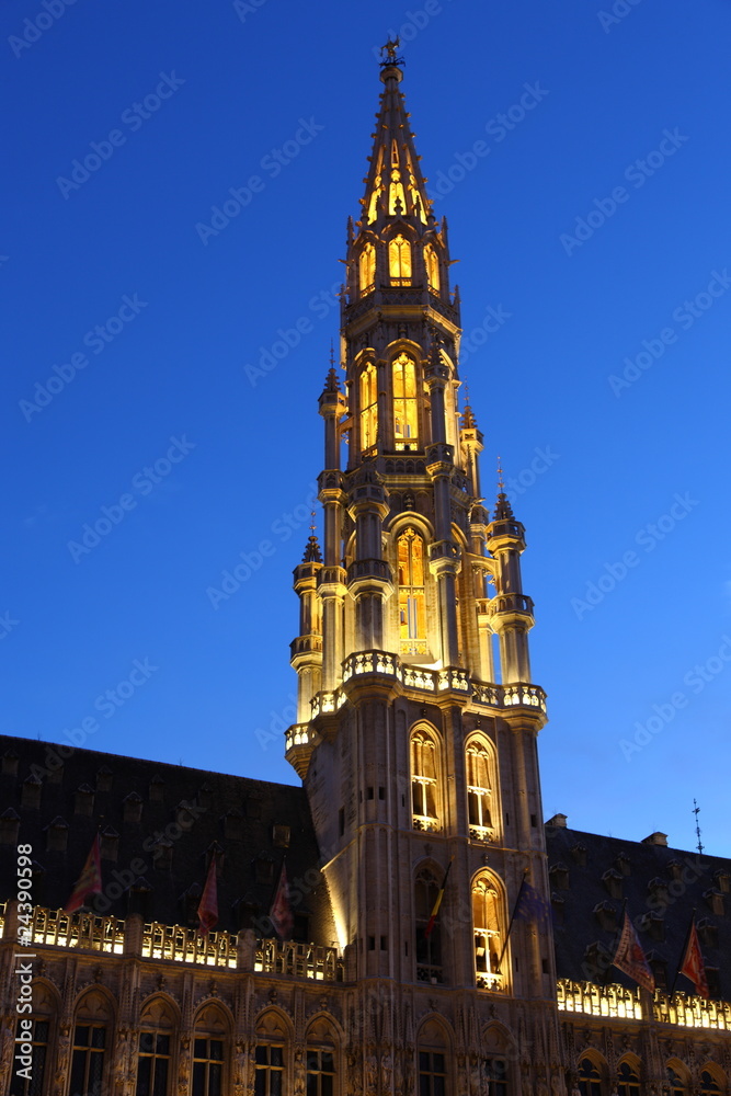 Fototapeta premium City hall in Brussel at twillight illuminated during light show