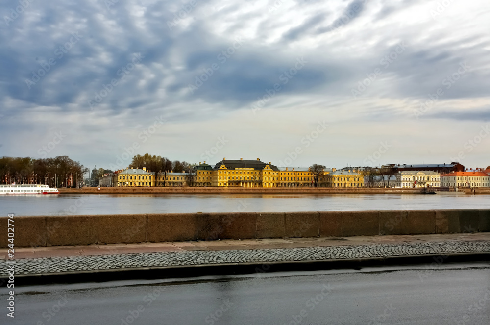 Obraz premium The road along the Neva River. St. Petersburg, Russia