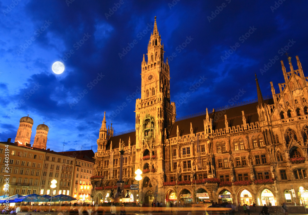 The night scene of town hall in Munich - obrazy, fototapety, plakaty 