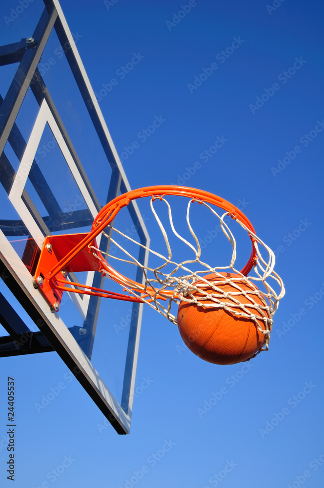 Obraz premium Basketball Shot Falling Through the Net, Blue Sky