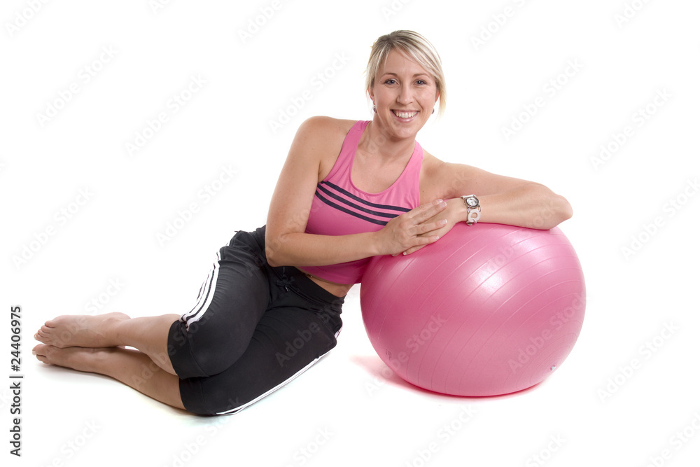 jeune femme blonde, sportive sur un fitball jeune femme blonde, sportive sur un fitball