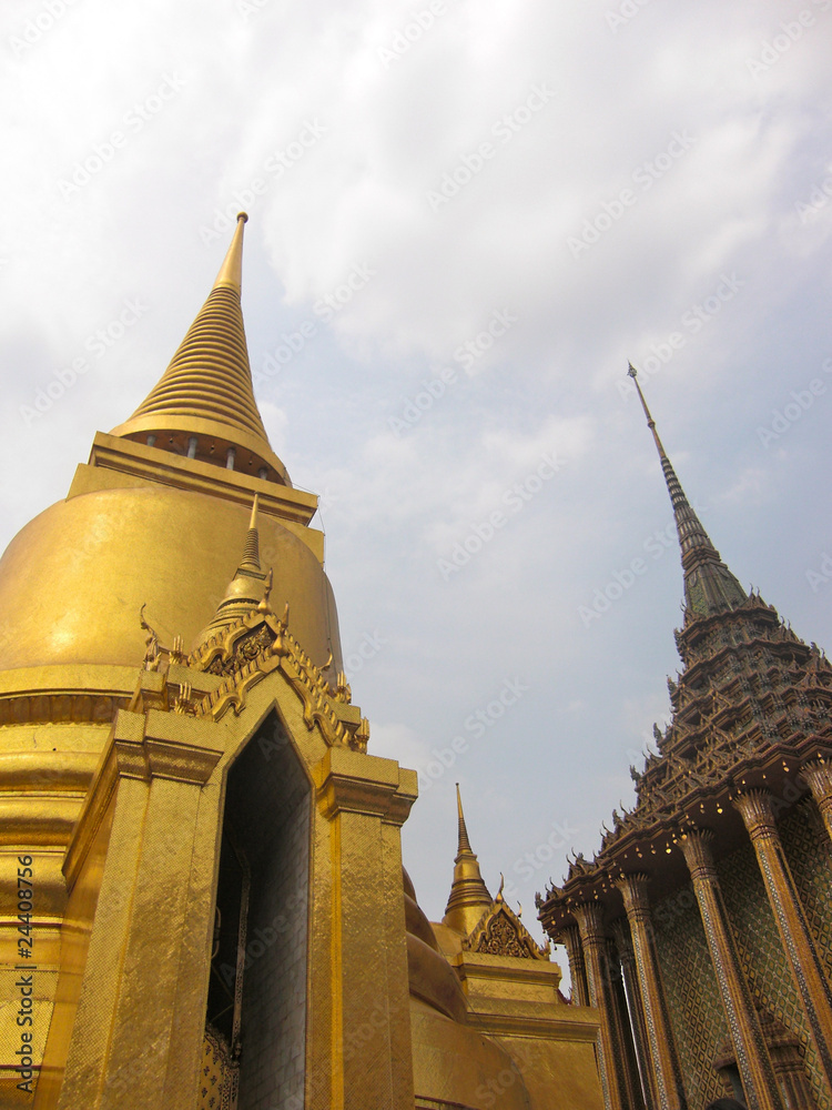 Fototapeta premium Golden monument