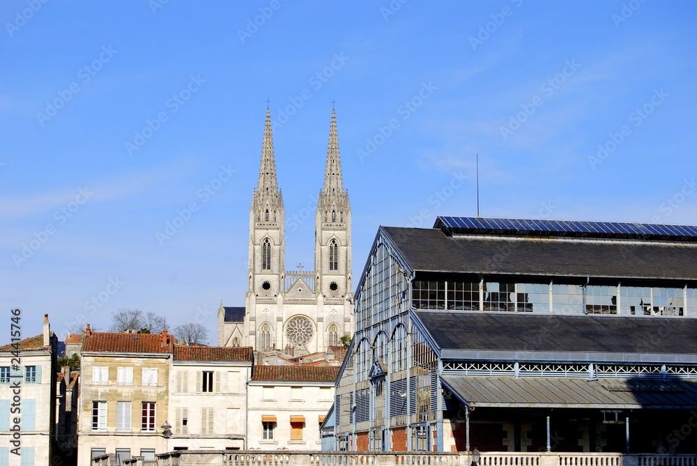 Halles de Niort et l'église St-André