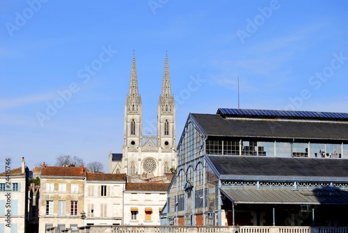 Halles de Niort et l'église St-André photo