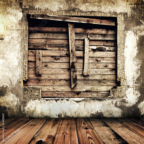 Fotografie room in an old house with boarded up window