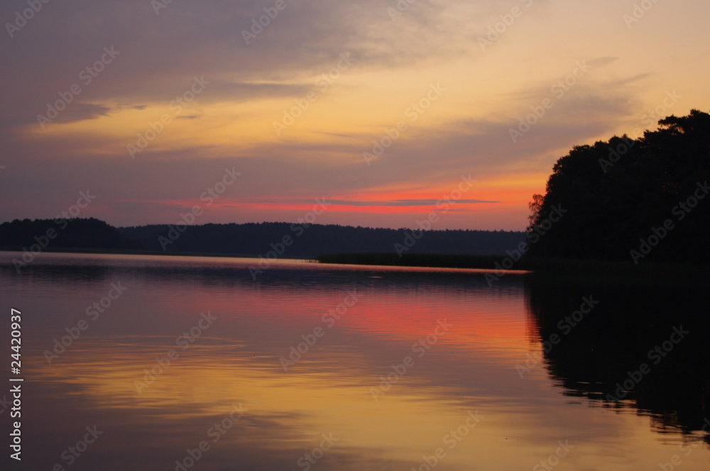 Wschód słońca nad jeziorem