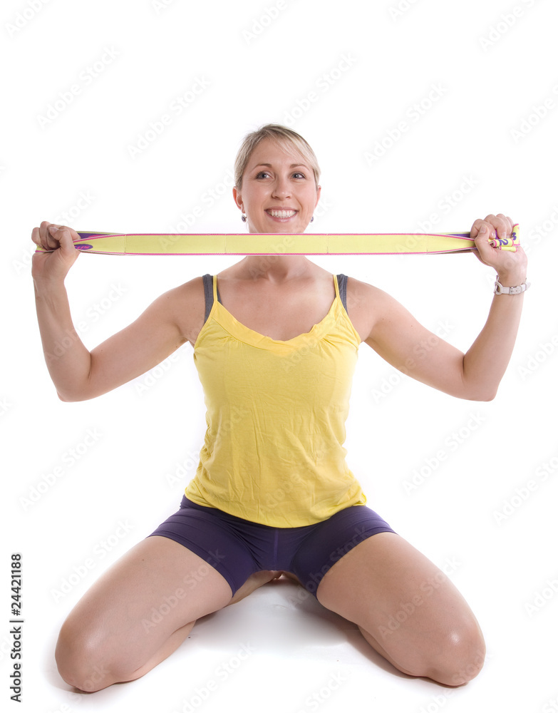 femme souriante qui fait des exercices à l'élastique femme souriante qui fait des exercices à l'élastique