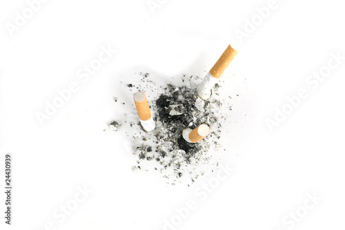 trois mégots de cigarettes écrasé avec les cendres du de dessus