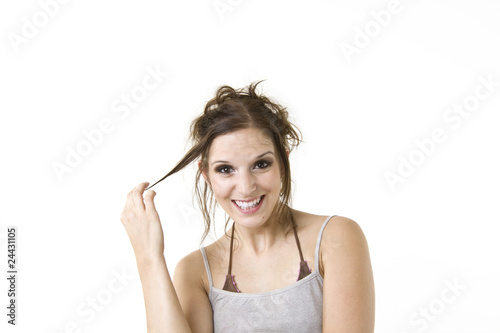 Weibliches Modell spielt in den Haaren