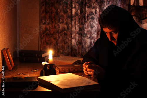 Slika na platnu Man sitting by candlelight