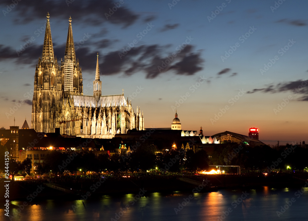 Köln Panorama mit Dom bei Sonnenuntergang