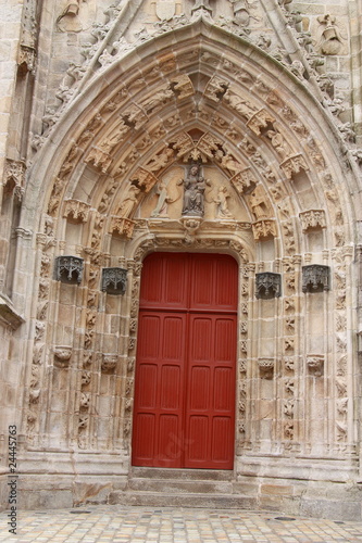 Porche sculpté d'église breton