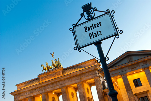 Canvas Print Brandenburger Tor mit Schild Pariser Platz