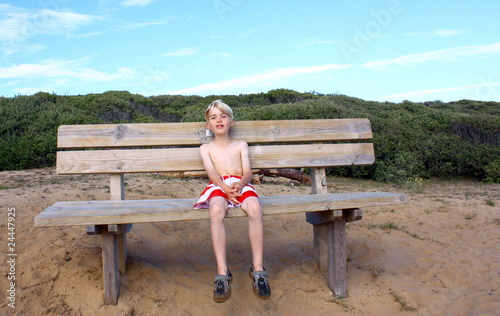 assis sur un banc photo