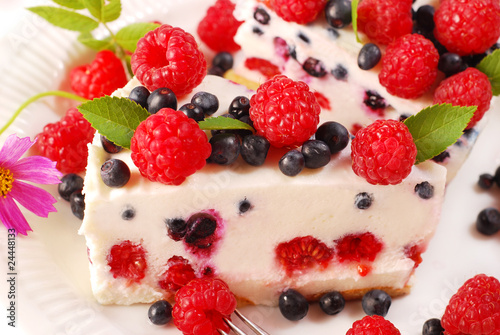 raspberry and blueberry cheesecake