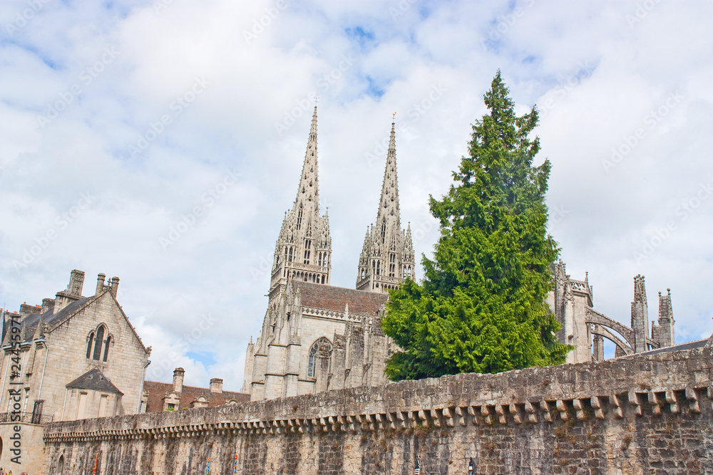 Arbre et église quimpéroise