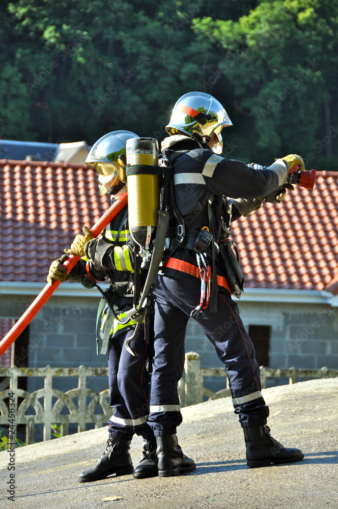 Naklejka premium pompiers en action -3