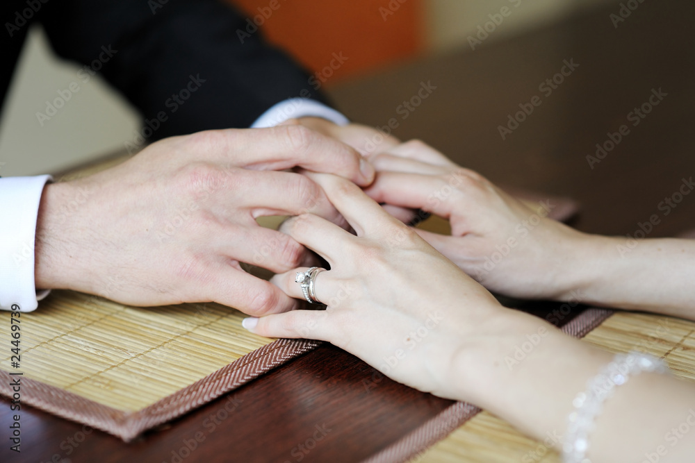 Obraz premium Bride and groom holding hands