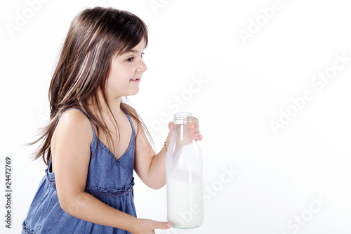 Mädchen bietet Milch an Porträt