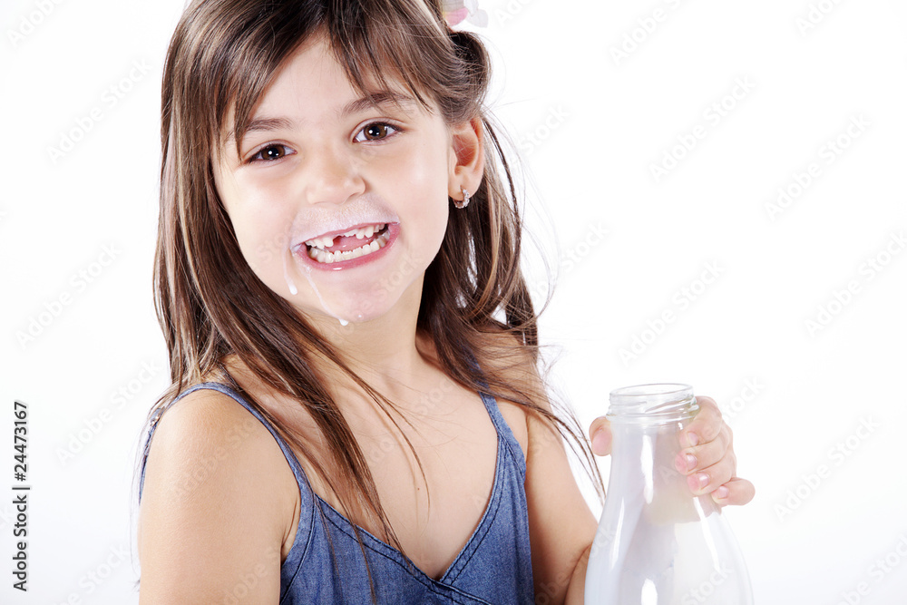 Mädchen hat Milch getrunken und milch bart Porträt Mädchen hat Milch getrunken und milch bart Porträt