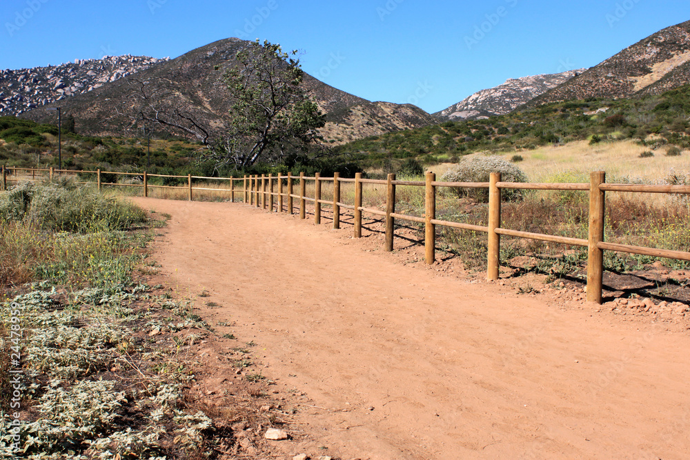 Obraz premium pathway across the hills, dry grass fields