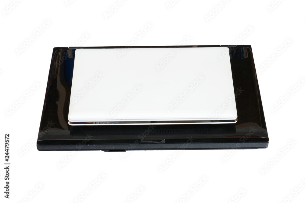 weißes Netbook und schwarzes Laptop im Größenvergleich weißes Netbook und schwarzes Laptop im Größenvergleich