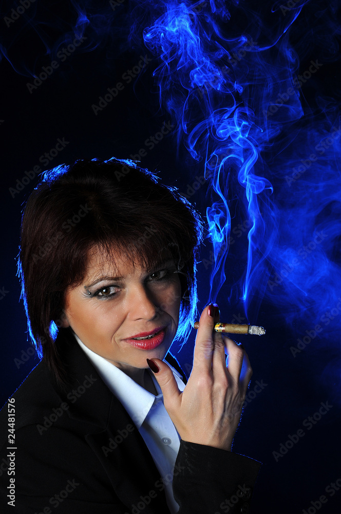 Fototapeta premium Frau mit Zigarre blauer Qualm